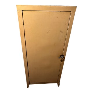 1920-30 Era Hoosier Style Metal Kitchen Cabinet With 4 Shelves; Original Yellow Beige Enamel Paint For Sale
