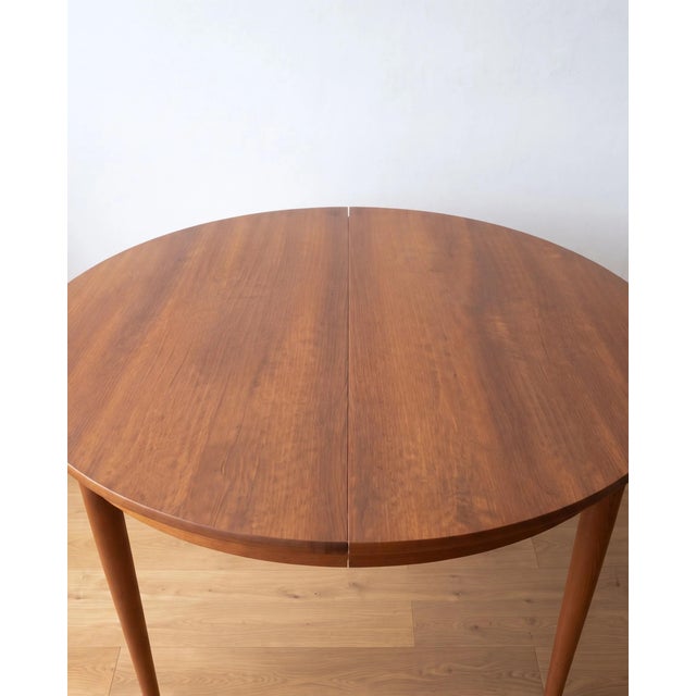 Vintage Danish extendable round table from the 1950s, teak. Dimensions: Diameter: 110 cm Extended length: 155 cm (with 45...