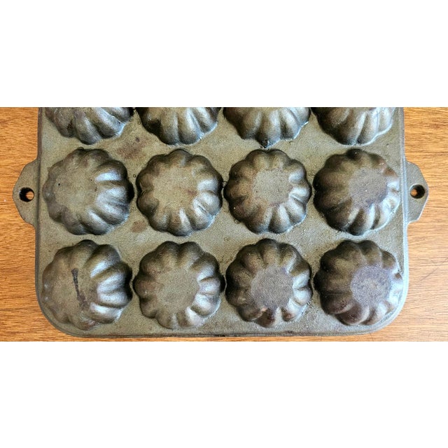 Antique 12-Cup Cast Iron “Turk’s Head” Gem Pan / Fluted Muffin Tin, Circa 1900 For Sale - Image 11 of 11