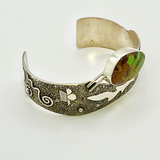 1990s Vintage Southwestern Navajo American Silversmith Fritson Toledo Sterling & Green Turquoise Cuff Bracelet - 7” For Sale - Image 9 of 18