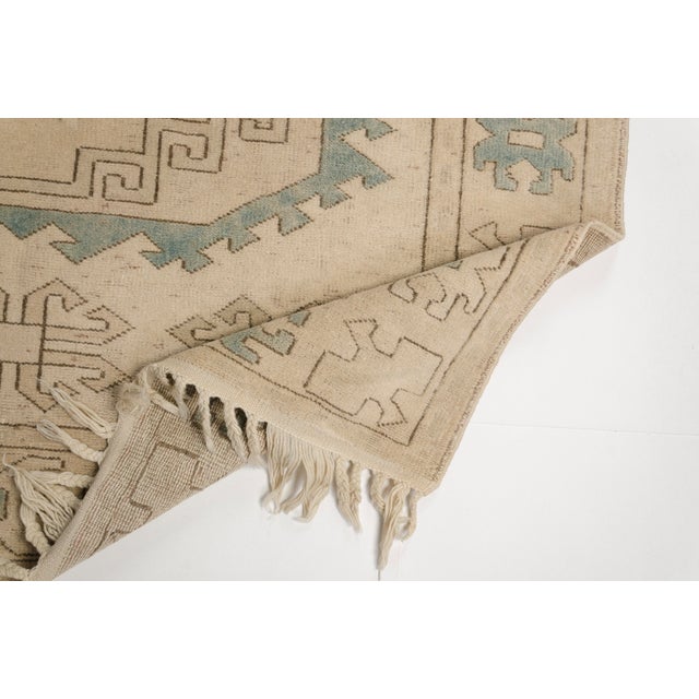 1960s Muted Anatolian Neutral Rug – Fretwork Geometric Design For Sale - Image 10 of 10