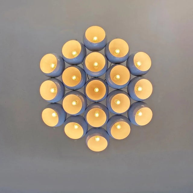 Mid-Century Modern Italian White 19 Lights Chandelier with Cluster Structure, 1970s For Sale - Image 3 of 16