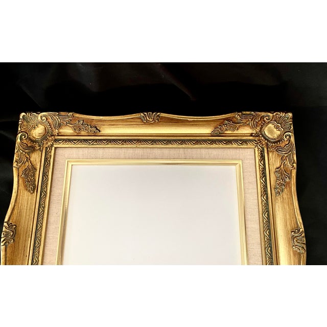 Late 20th Century Vintage Classic Gold Gilt Style Wood Ornate Baroque/Rococo Style Frame Featuring a Built-in Linen Liner With Fillet Excellent Condition For Sale - Image 5 of 18