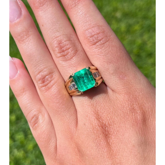 4.60 Carat Natural Colombian Emerald & Baguette Diamonds in 14K Yellow Gold Unis, Size 7.5 For Sale In Miami - Image 6 of 9