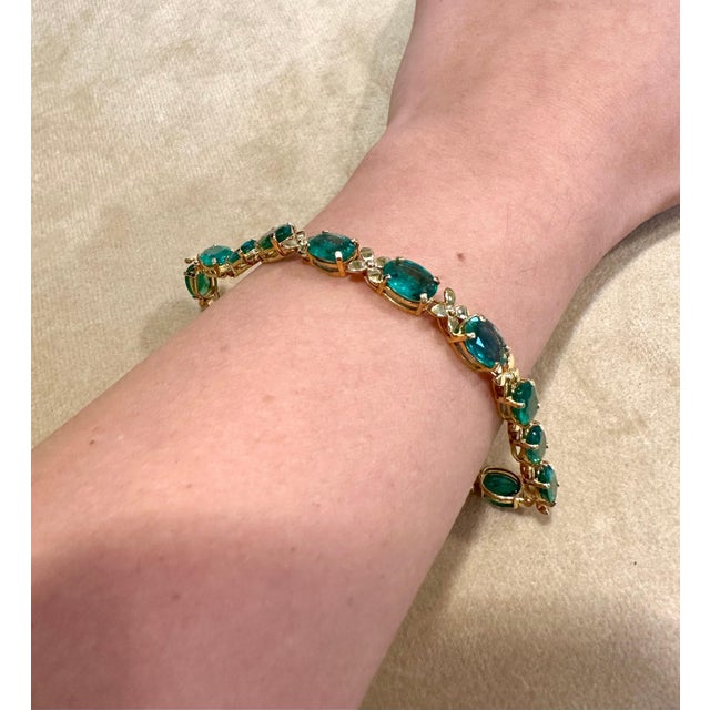 23 Carat Natural Emerald Cocktail Tennis Bracelet 14 Karat Yellow Gold For Sale - Image 9 of 18