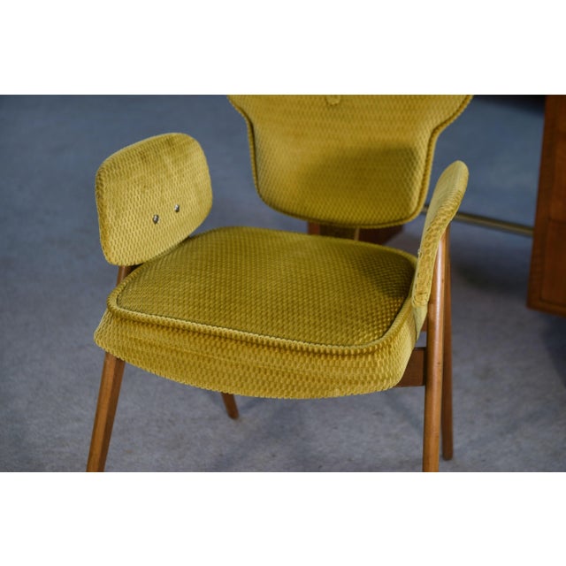 Lightweight armchair with a compass base and sculpted side supports, typical of Nordic design. “Floating” seat and...