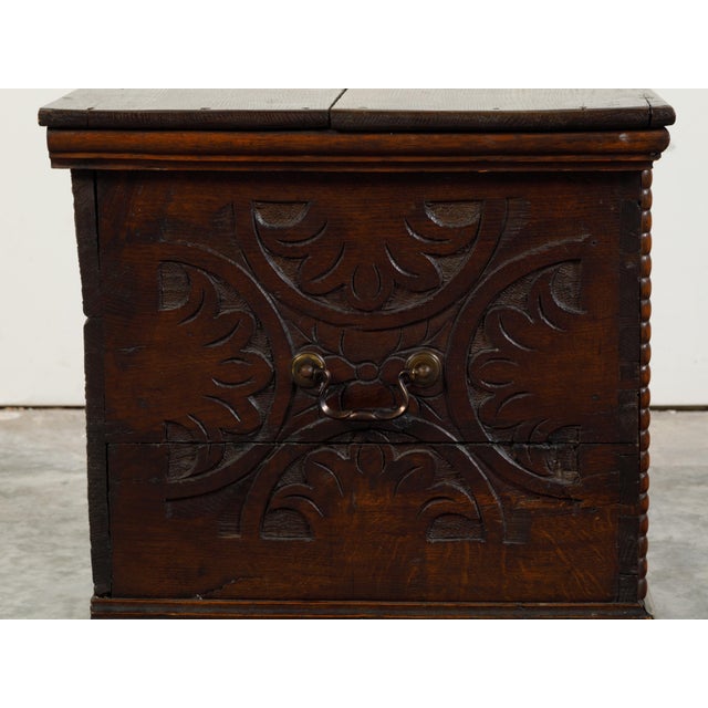 An English oak blanket chest from the late 18th century, with faux drawers and carved scrolls. Created in England during...