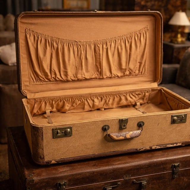 Farmhouse Mid-Century Tweed Travel Case Suitcase With Peach Satin Interior For Sale - Image 3 of 12