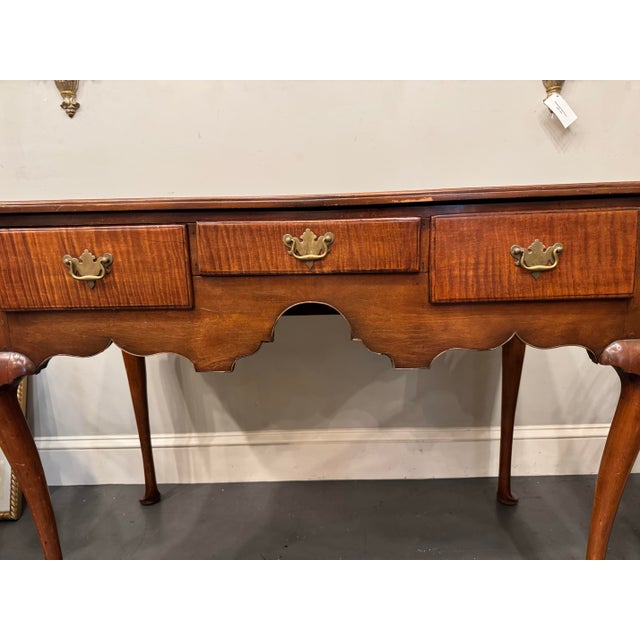 Queen Anne Late 18th Century American Antique Queen Anne Style Lowboy With Tiger Maple Drawers For Sale - Image 3 of 7