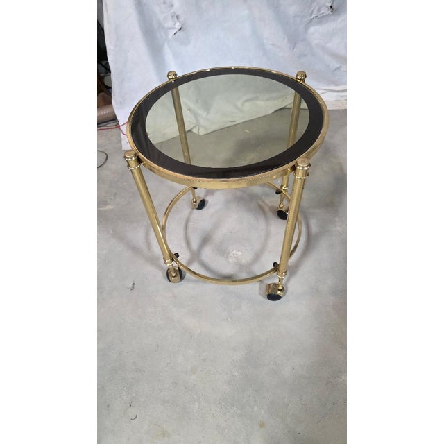 Mid 20th Century Round Brass-Tone & Glass Rolling Side Table – Hollywood Regency Style For Sale - Image 4 of 4