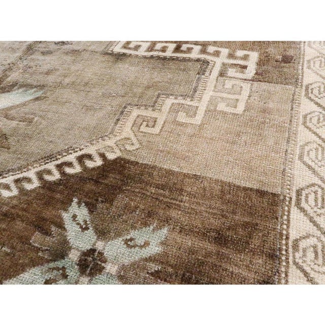 Beige Galerie Shabab Collection Mid-20th Century Turkish Anatolian Rug For Sale - Image 8 of 10