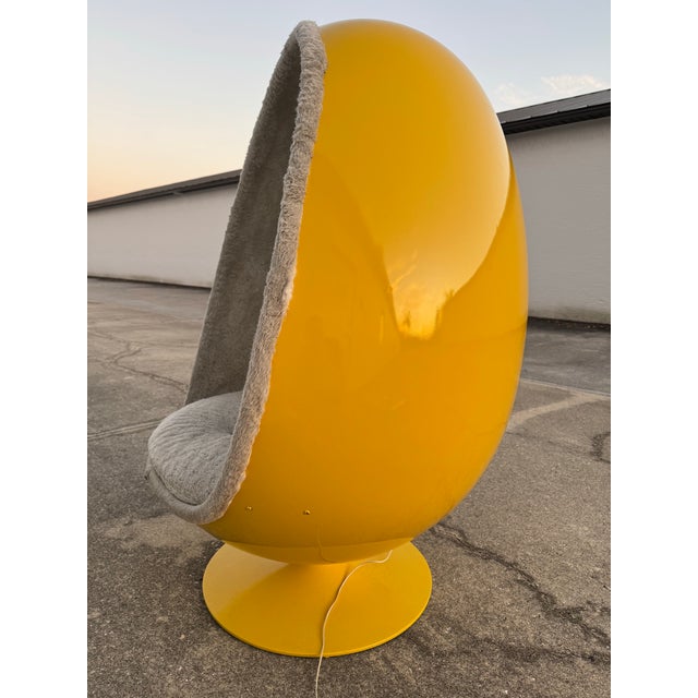 Attributed to Henrik Thor-Larsen “Ovalia” Egg Chair W/ Speakers – Yellow & Beige – Space Age Mid Century Modern (1968 Torlan Sweden) For Sale - Image 4 of 12