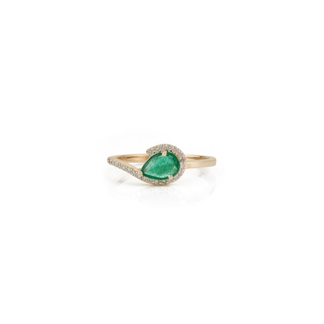 Modernist Pear Shape Emerald & Diamond Halo Ring in 14k Yellow Gold Size 5 For Sale - Image 4 of 17