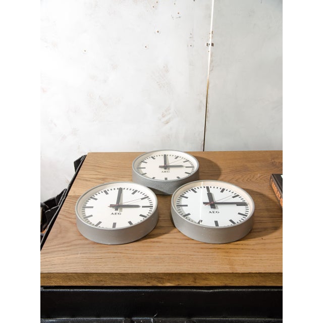 Industrial Industrial Grey Hammered Wall Clock from Aeg, Germany, 1960s For Sale - Image 3 of 15