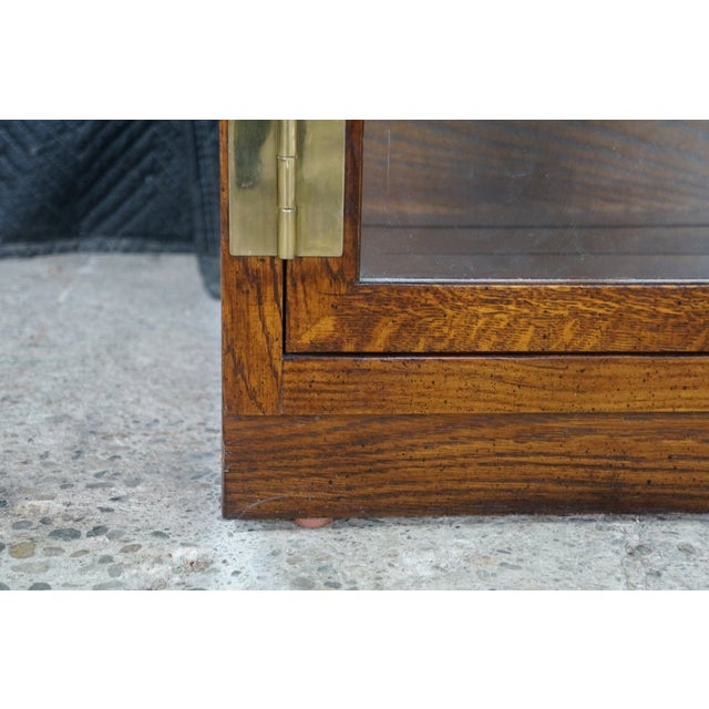 Mid Century Henredon Scene One Oak Campaign Curio Display Cabinet Vitrine 1979 For Sale - Image 13 of 18
