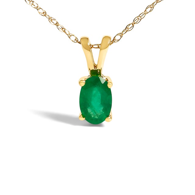 Discover the epitome of elegance with this exquisite pendant necklace, where a natural, heat-treated green emerald takes...