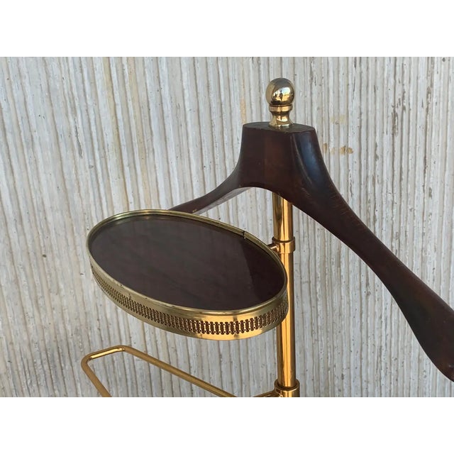 Brass 1970s Italian Hollywood Regency Brass and Wood Valet Stand Dressboy With Mirror For Sale - Image 8 of 11