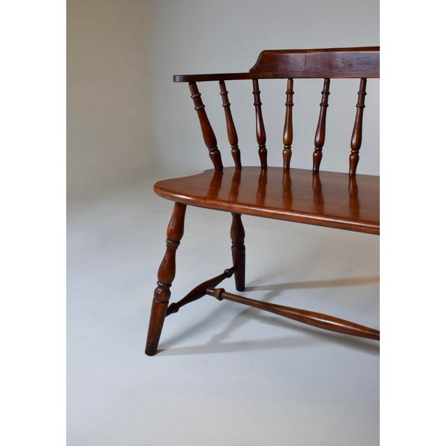 Philadelphia Windsor Style Lowback Bench Settee, 20th Century For Sale - Image 4 of 15