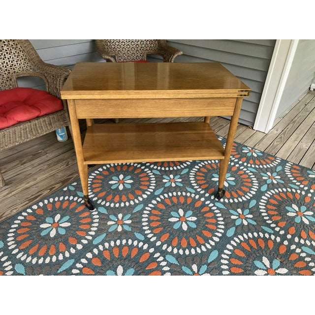 Vintage Scandinavian Mid‑Century Flip‑Top Bar Cart – Solid Oak Serving Trolley on Casters For Sale In New York - Image 6 of 17
