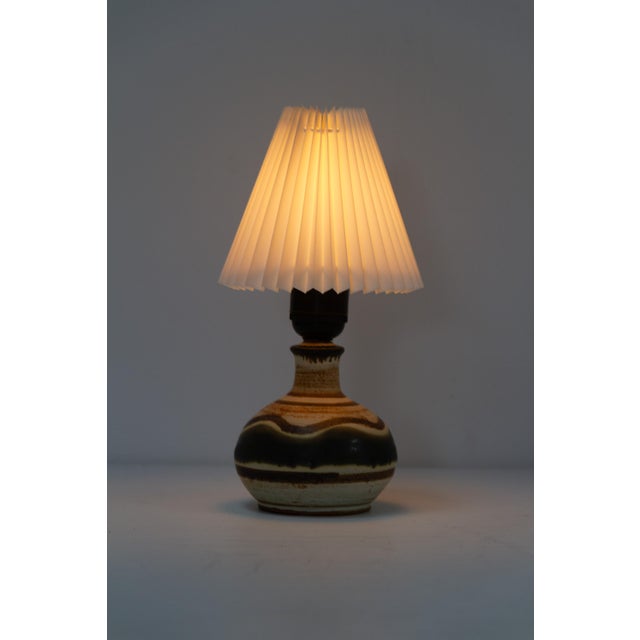 1960s Small Danish Modern Brown Ceramic Table Lamp by Jette Hellerøe, 1960s For Sale - Image 5 of 17