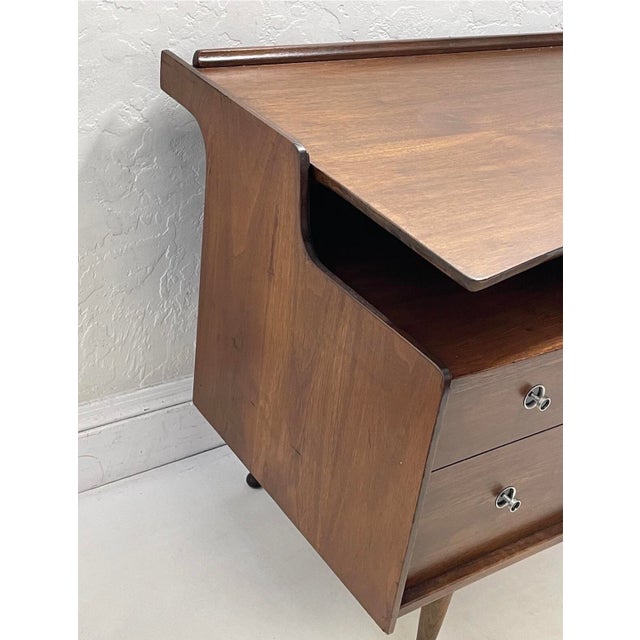Wood 1960s Mid Century Modern Mainline Hooker Walnut Double Pedestal Floating Top Desk For Sale - Image 7 of 12