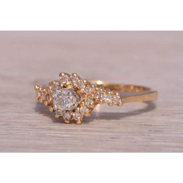 1980s The Timeless Bloom: Natural Diamond Engagement Ring in Yellow Gold For Sale - Image 5 of 11