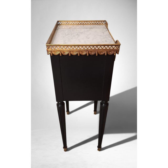 Early 20th Century French Louis XVI Revival Pair of Nightstands in Carrara Marble and Gilt Bronze For Sale - Image 13 of 18