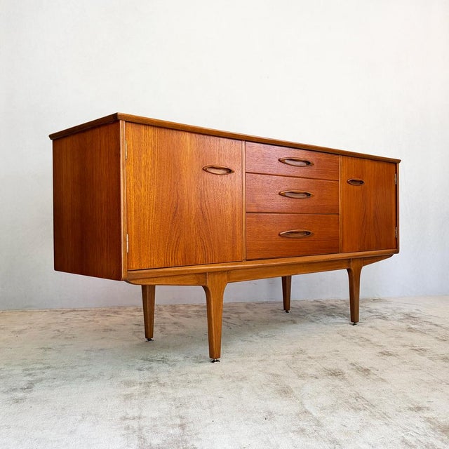 Mid-Century Modern Teak Sideboard from Jentique, 1960s For Sale - Image 3 of 13