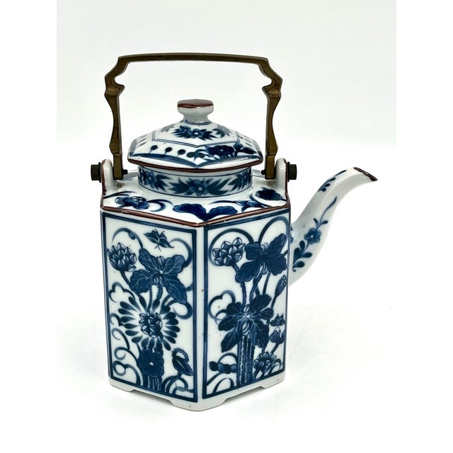 1970s Vintage Blue and White Chinoiserie Hexagon Teapot With Bronze Handle For Sale - Image 5 of 15