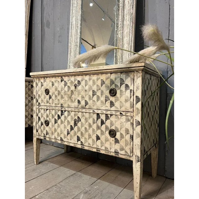 Beautiful Pair of Italian Chests of Drawers early 20th Century Pine wood perfectly preserved Measurements with the upper...