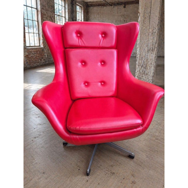 With their sculptural shell-shaped silhouette and impressive high backs, these swivel lounge chairs embody the elegance of...