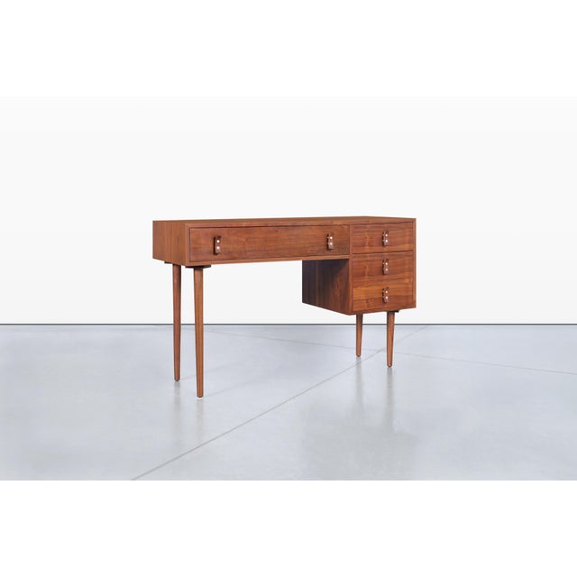Introducing a stunning mid-century modern walnut desk, expertly designed by Stanley Young for Glenn of California in the...