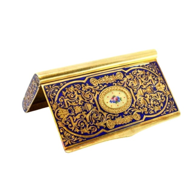 Snuff Box in Enamelled Gold with Engraved Geometric Figures, Floral Motifs and Hinged Lid For Sale - Image 11 of 11