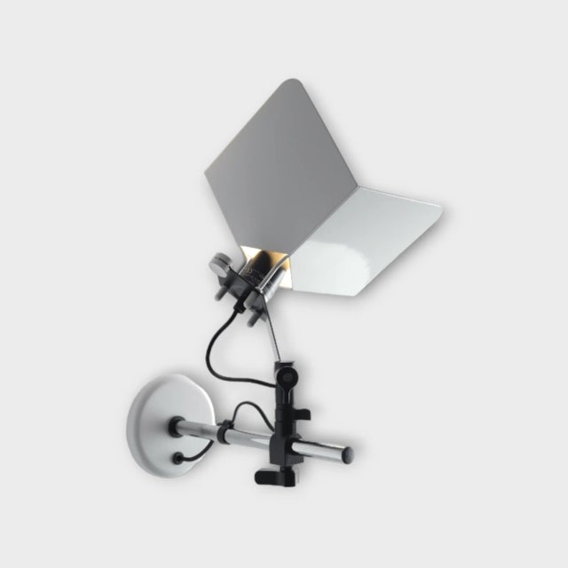 Triedro recalls the stage lamps of the photo sets. The lampshade, containing an silver dome bulb with an E27 attack, is in...