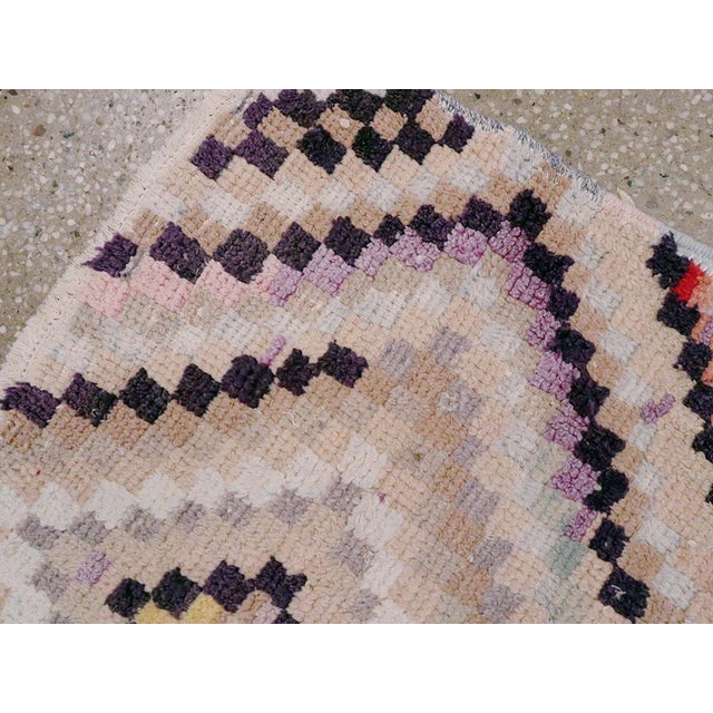Galerie Shabab Collection Mid-20th Century Turkish Anatolian Throw Rug For Sale In New York - Image 6 of 10
