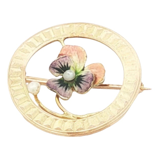 Early 20th Century 10k Yellow Gold Small Enameled Pansy Circle Pin With Two Seed Pearls For Sale