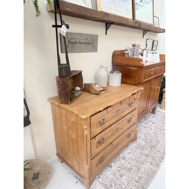 This is a lovely example of an English pine chest that carries all the quiet charm of late‑19th‑century country furniture....