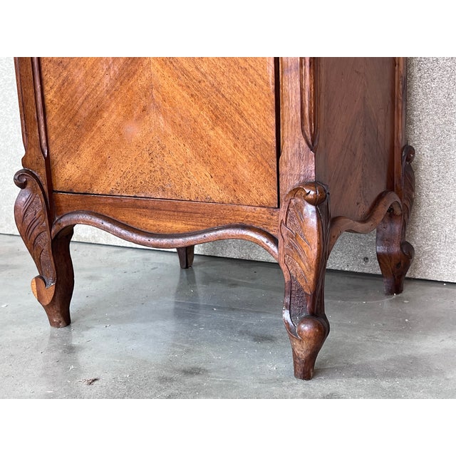 Brown 1900s, Art Nouveau Pair of Walnut Nightstands With Crest and Marble Top For Sale - Image 8 of 9