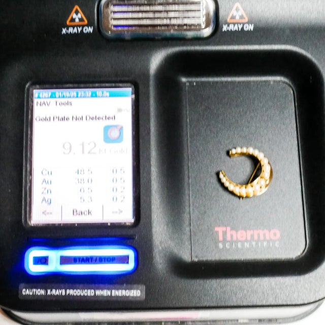 Early 20th Century Early 20th Century Vintage 9k Yellow Gold Horseshoe Pearl Brooch For Sale - Image 5 of 5