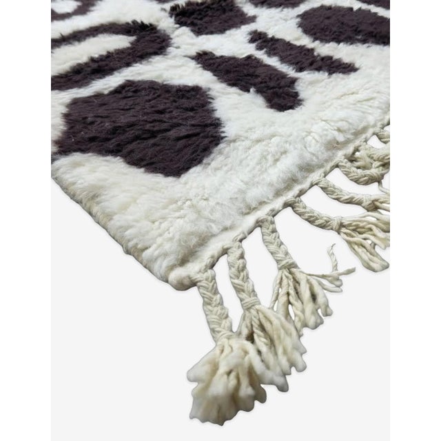 Black & Ivory Moroccan Rug – Handmade Abstract Berber Wool Carpet This striking handmade Moroccan rug features a bold...