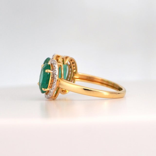 White Three Stone Yellow Gold Natural Oval Emerald Ring With Natural Diamonds For Sale - Image 8 of 11