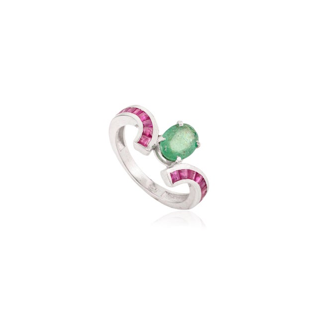 Modern Modern 2.55 CTW Emerald & Ruby Inlay Crossover Ring in 925 Sterling Silver - Size 7 For Sale - Image 3 of 11