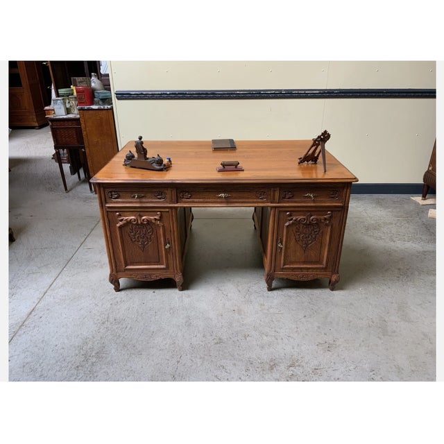 Age: circa 1930 Wood type: solid oak Condition: very good, meticulously maintained, and ready-to-use original condition...