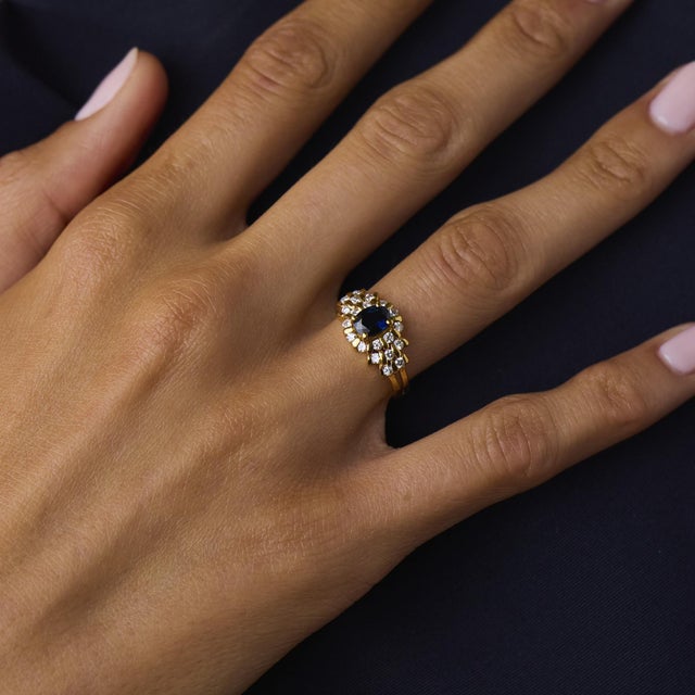 1980s Vintage Sapphire Diamond 18k Yellow Gold Ring, Size 6 For Sale - Image 5 of 6