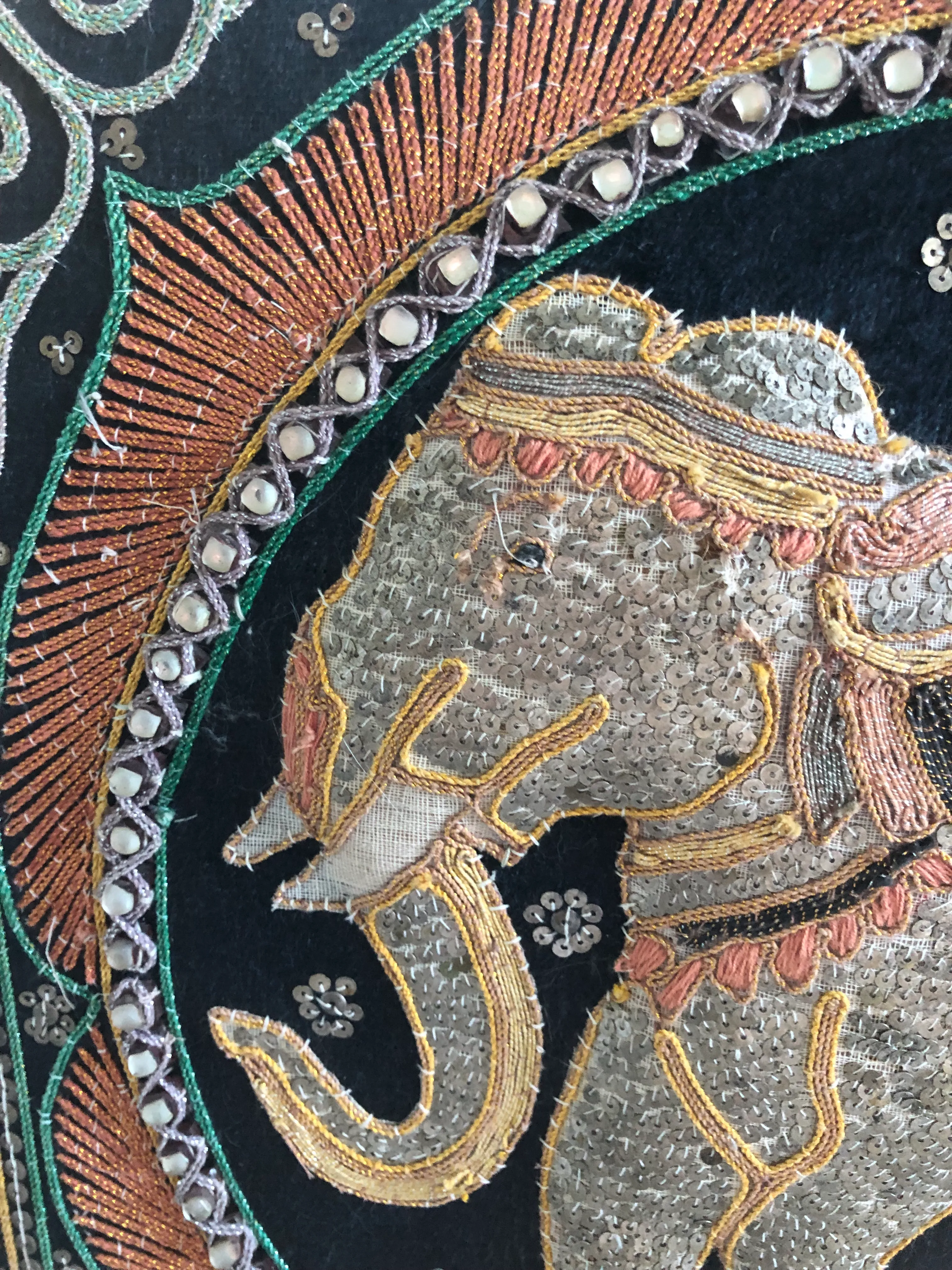 Tapis Mural Birmanie Kalaga – Soie Et Paillettes – éléphant Rouge Et Or – Vintage