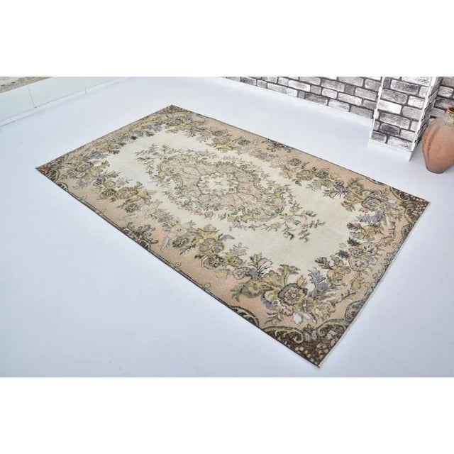 Mid-Century Modern Oushak Rug with Floral Pattern For Sale - Image 3 of 10