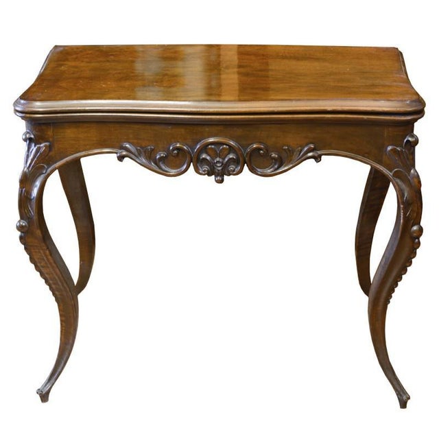 Elegant walnut coffee table, with carved saber legs and wavy top, openable and with new green cloth replaced. Epoca 1860...