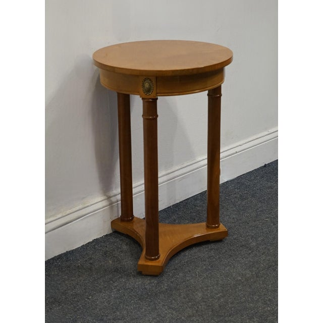 Traditional Stanley Furniture Satinwood Traditional Federal Revival 16" Round Accent Table / Plant Stand 45415-70013 For Sale - Image 3 of 9