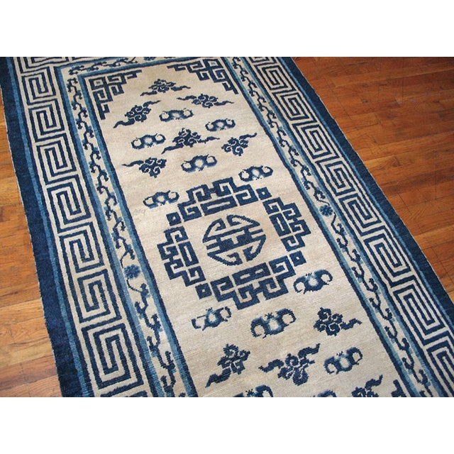 Chinese 1850s White Blue Medallion Antique Chinese Mongolian Rug 4'0" X 7'6" Handknotted Wool Carpet For Sale - Image 3 of 6