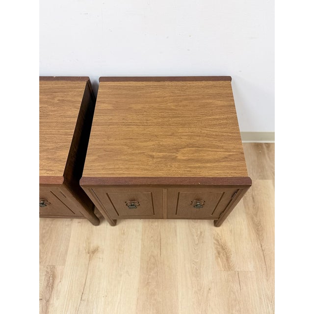 Mersman Pair of Vintage MCM Transitional Mersman Clover Walnut End Tables W/ Cabinet For Sale - Image 4 of 13